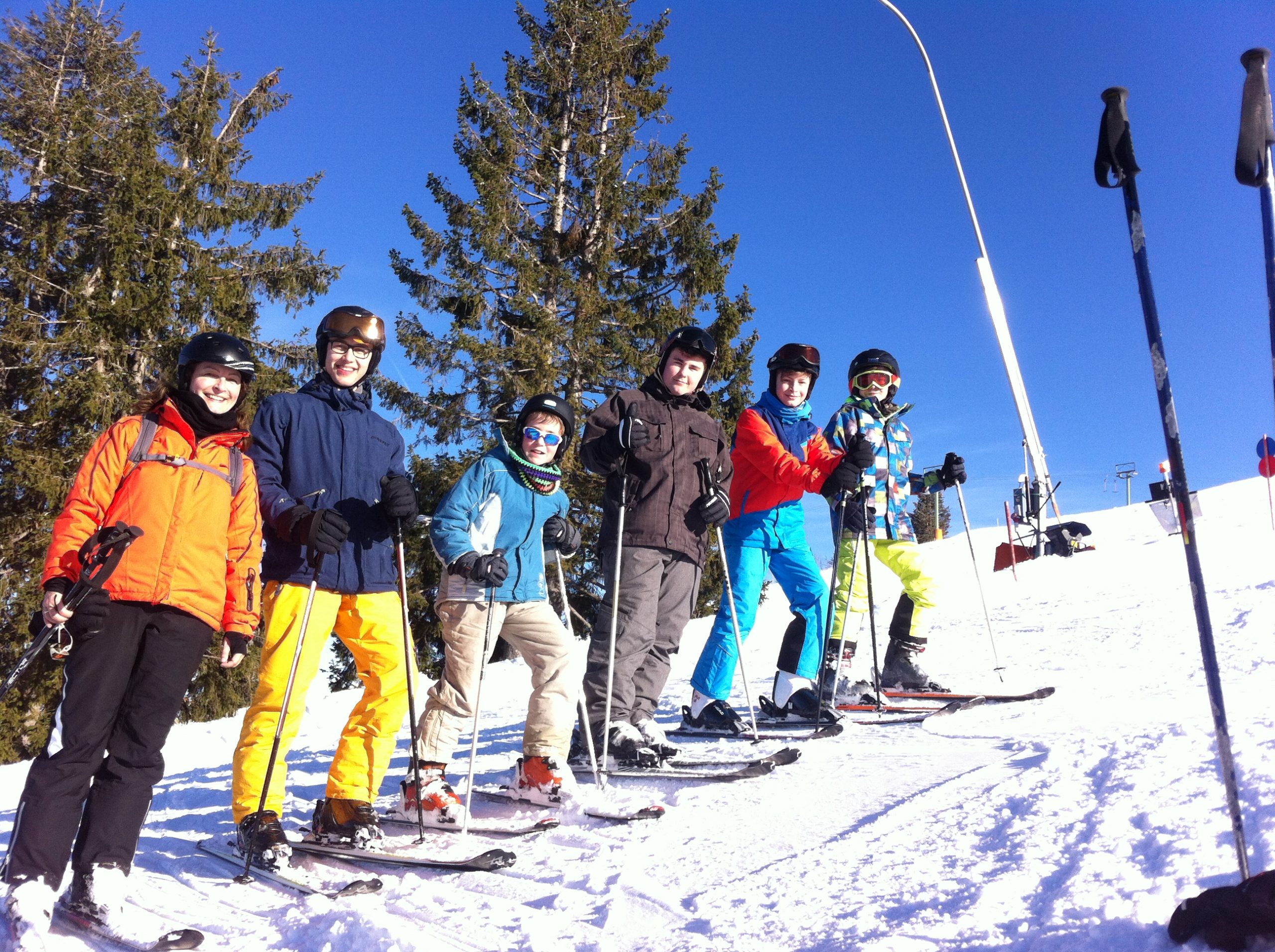 6 Jugendliche auf Ski am Berg mit Schnee