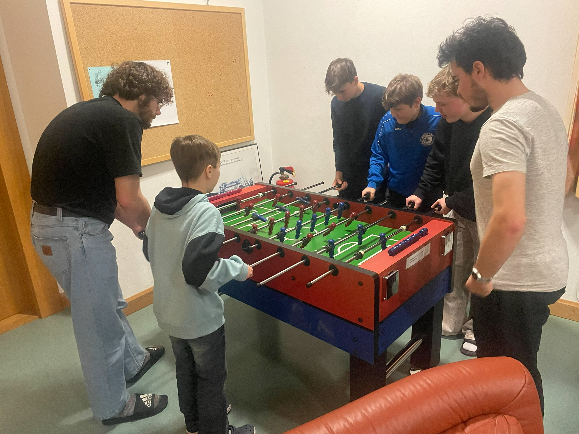 Kinder und Jugendliche spielen Kicker