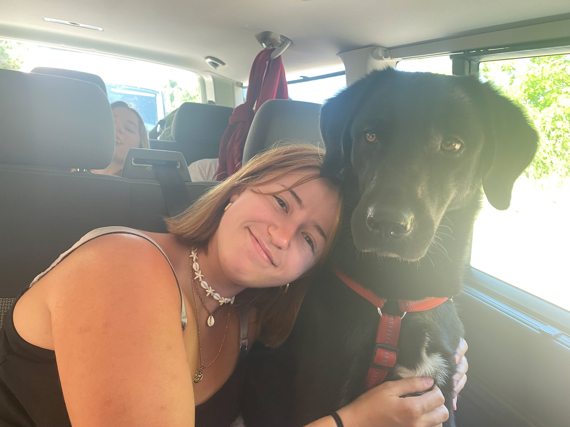 Jugendliches Mädchen mit dem großen schwarzen Internatshund Franzl