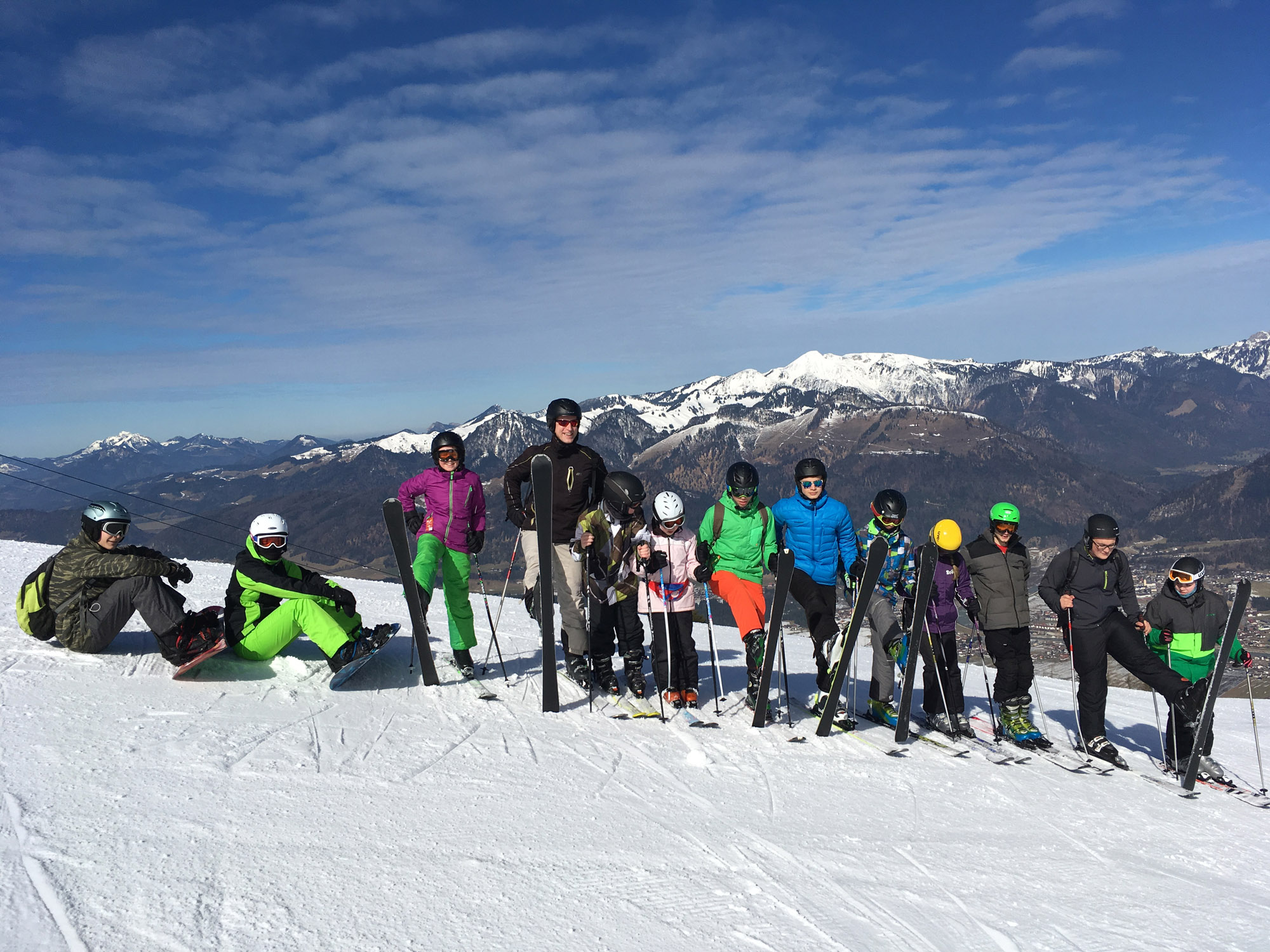 13 Kinder und Jugendliche mit Ski auf dem Schneeberg